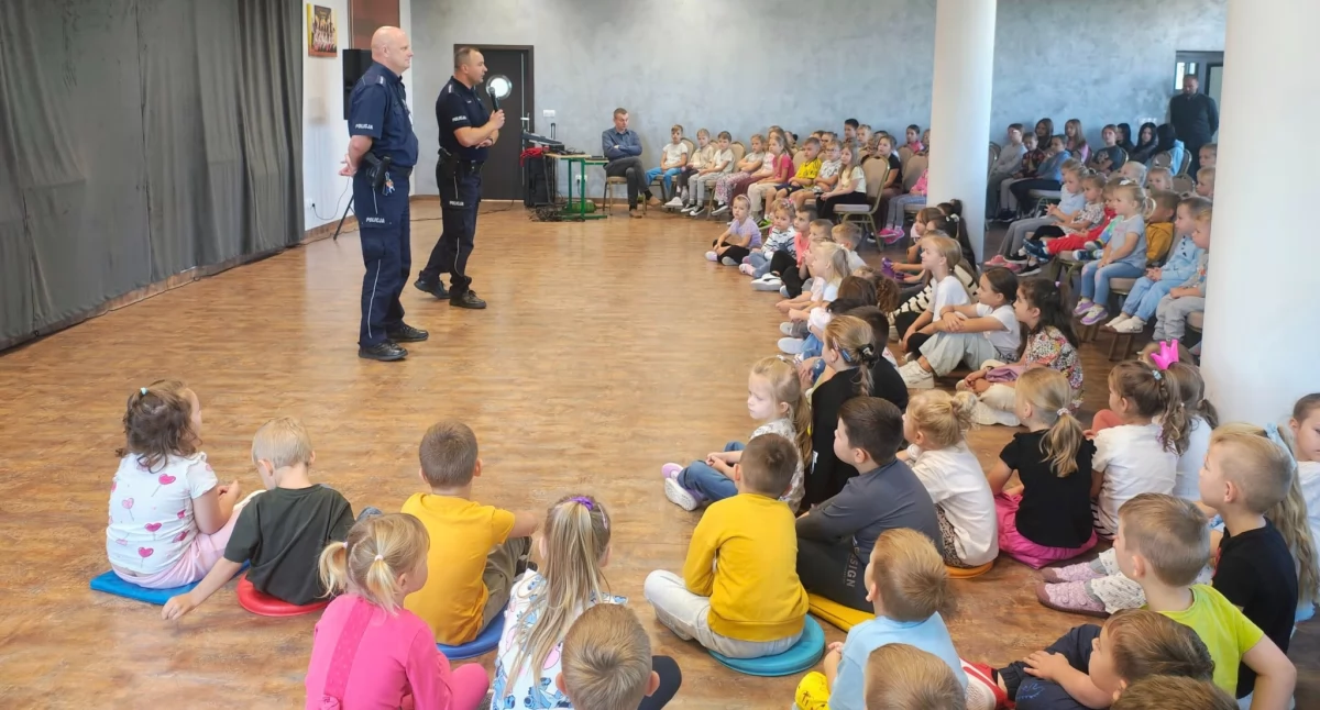 Policjanci spotkali się z uczniami w Wólce Domaszewskiej. Rozmawiali o bezpieczeństwie i przemocy