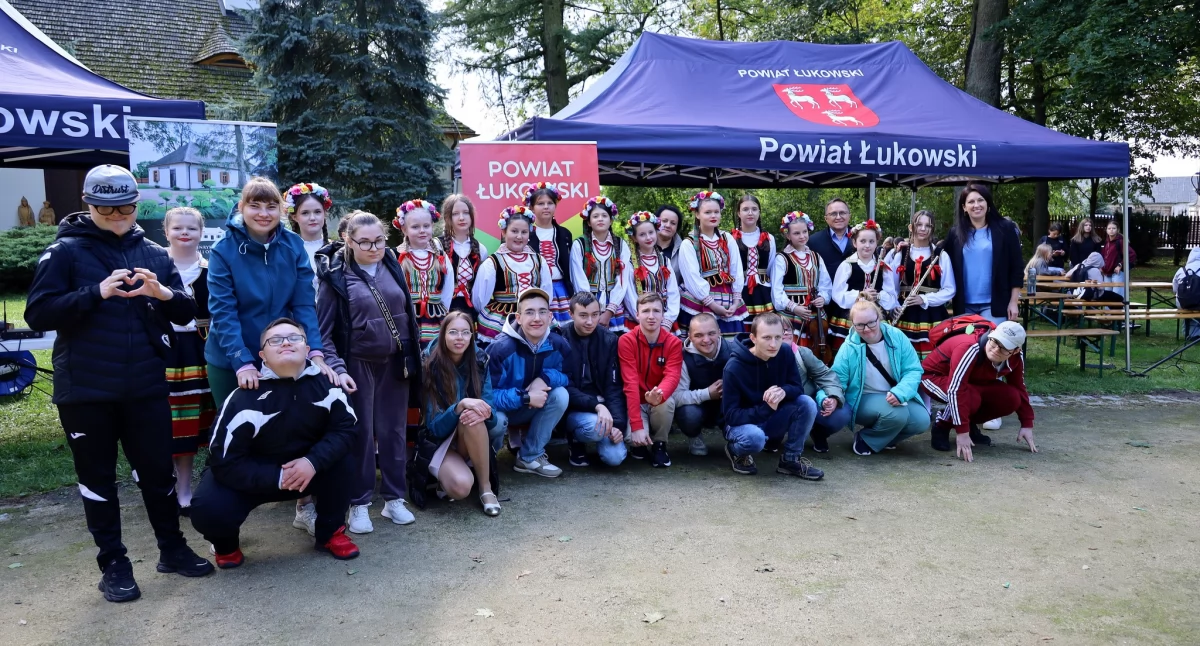 Powrót do dawnych tradycji w Woli Okrzejskiej. Uczniowie poznali tajniki wypieku chleba