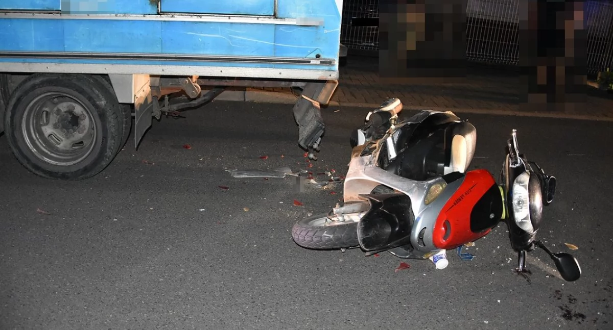 Kobieta na motorowerze uderzyła w zaparkowany samochód