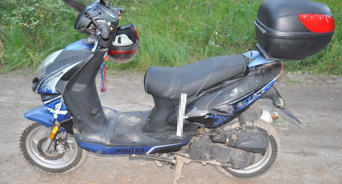 Motorowerzysta przewrócił się na leśnej drodze. Trafił do szpitala