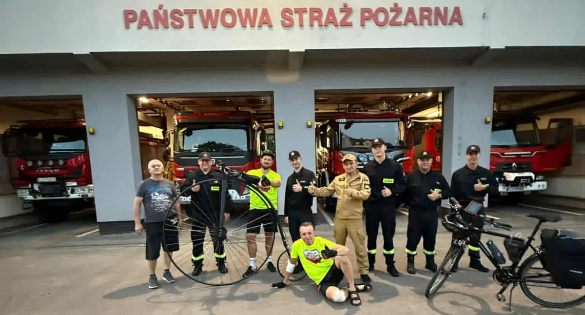 Łukasz Jęcz odwiedził Łuków w drodze dookoła Polski. Strażak jedzie bicyklem dla zdrowia córki