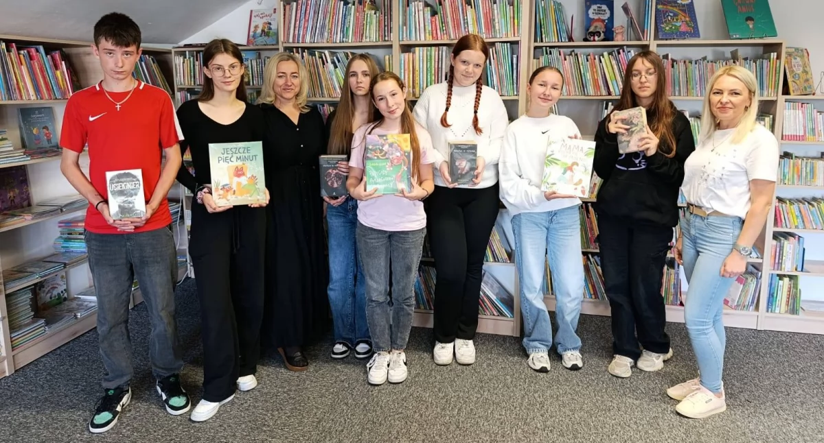Pierwsze książki uczniów z Szaniaw-Matys! Biblioteka w Trzebieszowie zyskała nowych czytelników