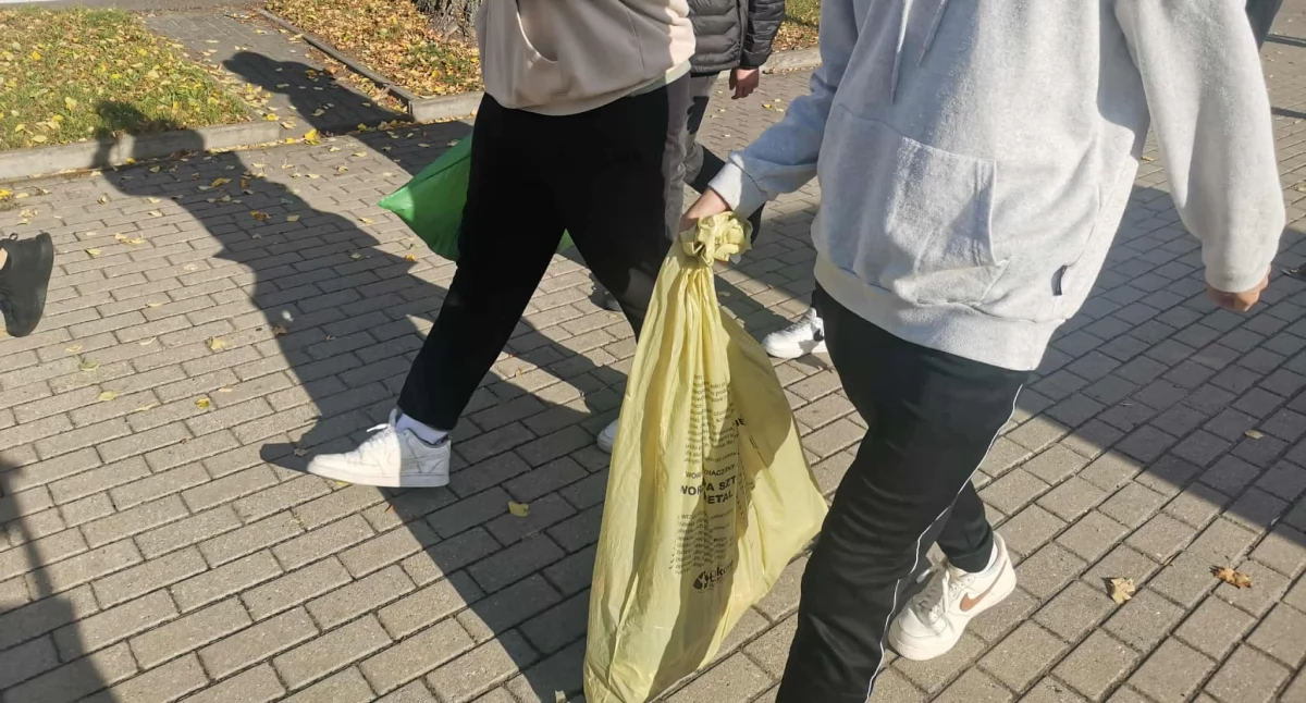 Śmieci zniknęły spod szkoły w Łukowie. Uczniowie ZS nr 1 w akcji Sprzątanie Świata