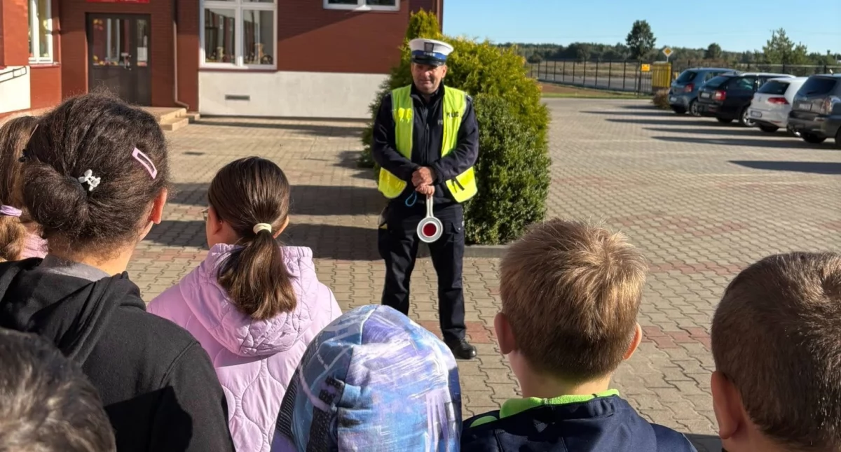 Policjant w Zespole Szkół w Dąbiu. Uczniowie usłyszeli ważne ostrzeżenia
