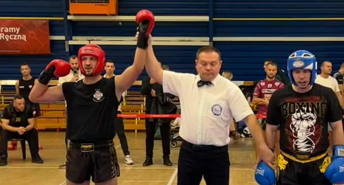 Nie tylko gasi ogień! Poznaj bohatera z Radoryża, który wymiata w... kickboxingu!