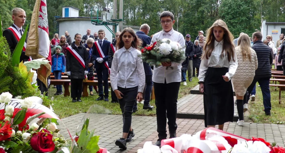 W hołdzie pomordowanym mieszkańcom Budzisk i Krzówki. Uroczystości pod pomnikiem ofiar niemieckich okupantów