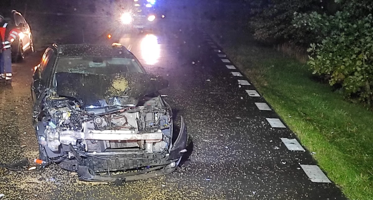 Rozbity samochód i uszkodzony ciągnik. Interwencja służb w gminie Adamów