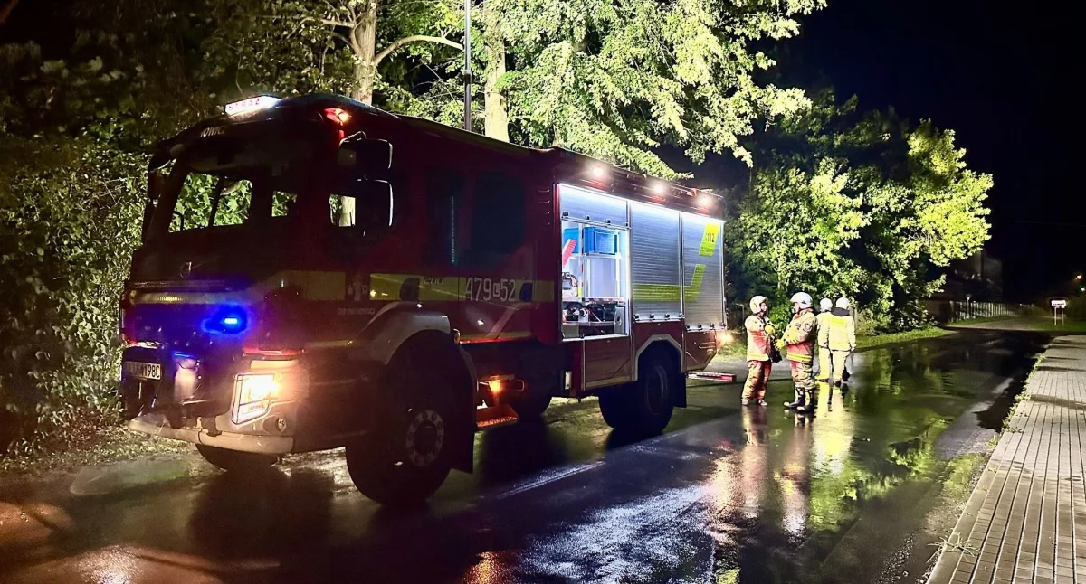 Rozlana substancja na drodze Tuchowicz – Anonin. Interweniowali strażacy z Tuchowicza