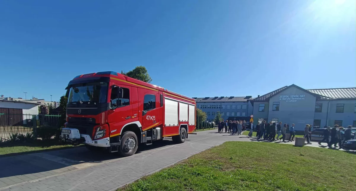 Próbne ewakuacje w szkołach i przedszkolach powiatu łukowskiego. Strażacy sprawdzali procedury
