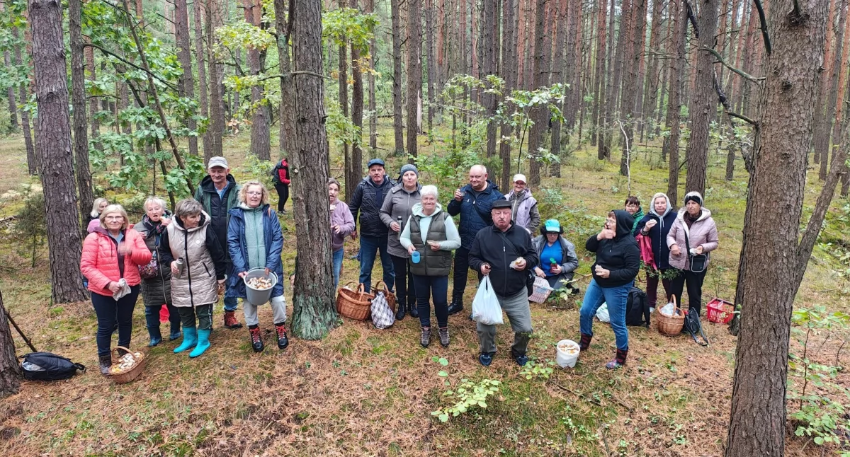 Ponad 10 km marszu, kosze pełne grzybów i survival – tak bawili się seniorzy