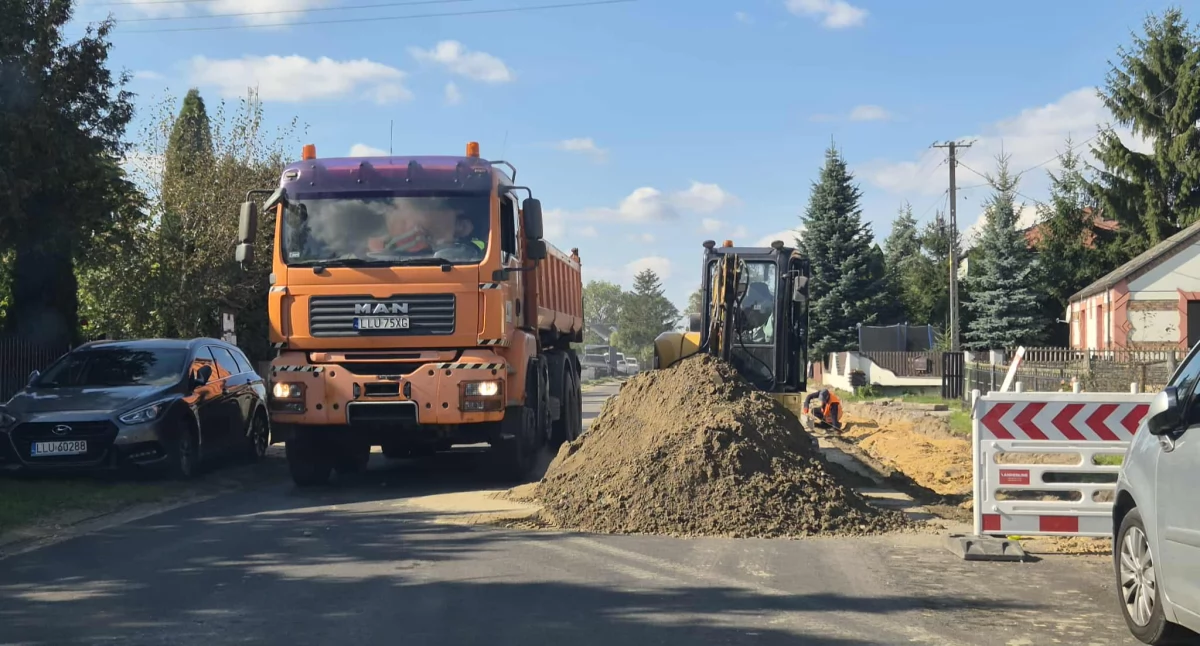 Przebudowa drogi powiatowej Tuchowicz – Zagoździe w toku. Zobacz najnowsze zdjęcia z prac