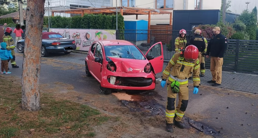 Wypadek na obwodnicy Łukowa. Auto uderzyło w drzewo, jedna osoba poszkodowana