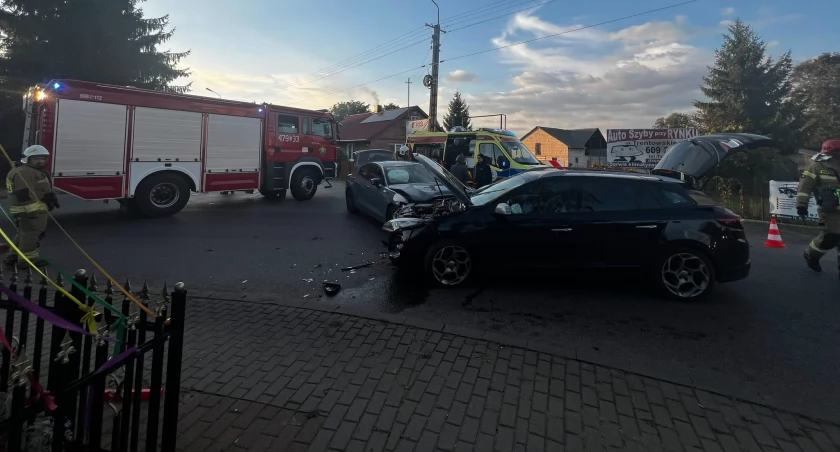 Groźny wypadek w Hordzieży. Zdjęcia pokazują skalę zderzenia Volvo i Renault