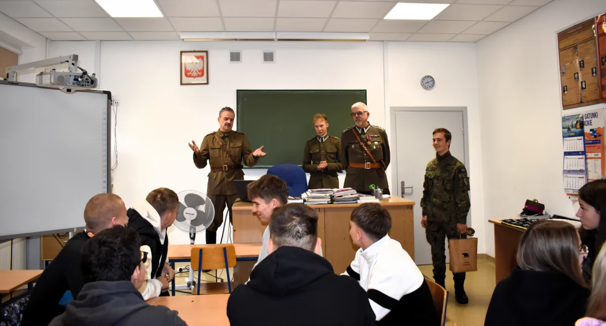 Uczniowie z Adamowa i Wojcieszkowa przenieśli się do września 1939. Niezwykła lekcja historii