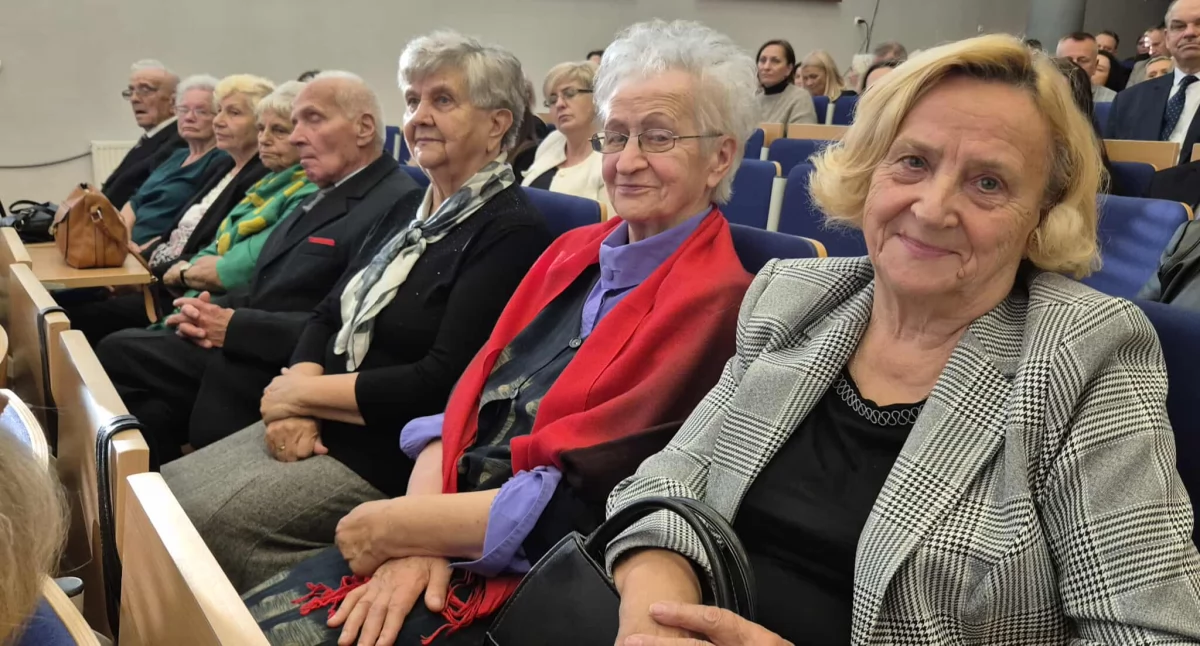 Rozpoczęła się oficjalna część obchodów 120-lecia ZNP w Łukowie. Aula I LO wypełniona gośćmi
