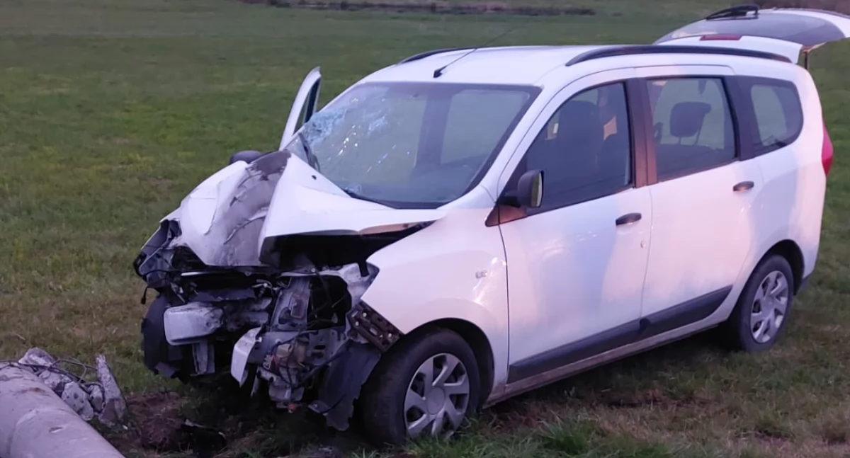Poranny wypadek w gminie Stoczek Łukowski. Auto rozbite, słup runął na drogę (NASZ NEWS)