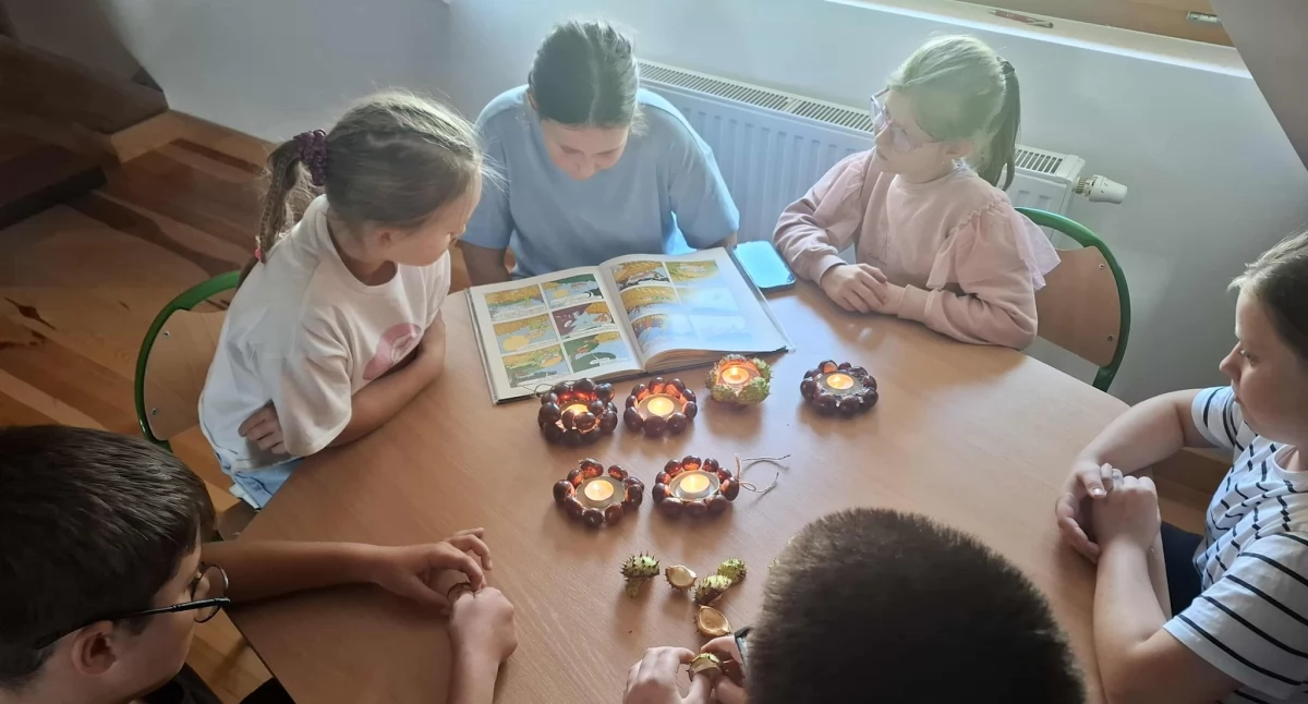 Jesienne inspiracje w Krzywdzie. Dzieci stworzyły świeczniki z kasztanów i słuchały „Małego Księcia”