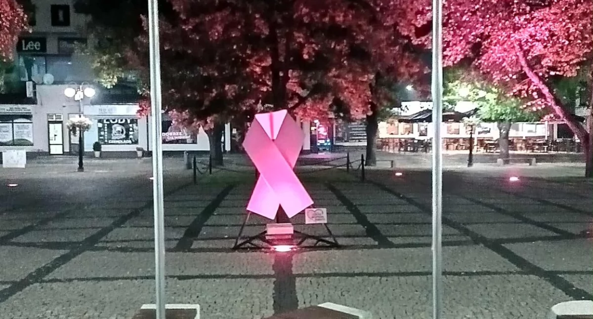 Różowa wstążka na Placu Solidarności i Wolności. Dziś w Łukowie ruszy II Marsz Różowej Wstążki
