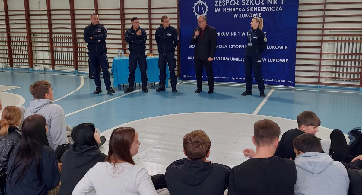 Policjanci w „Alejach”! Młodzież usłyszała, co grozi nieletnim za łamanie prawa