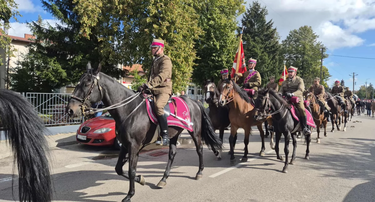 Defilada żołnierzy na cmentarz w Woli Gułowskiej. Trwa kulminacja obchodów rocznicy bitwy [ZDJĘCIA]