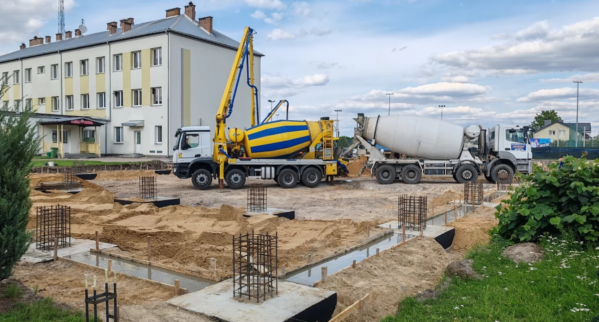 Trzebieszów. Budowa hali sportowej nabiera tempa. Gmina otrzymała dodatkowe 600 tys. zł dofinansowania