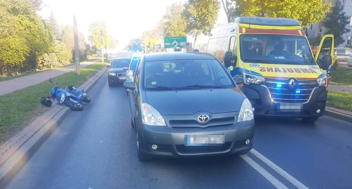 79-latek uderzył motorowerem w Toyotę. Trafił do szpitala po zderzeniu
