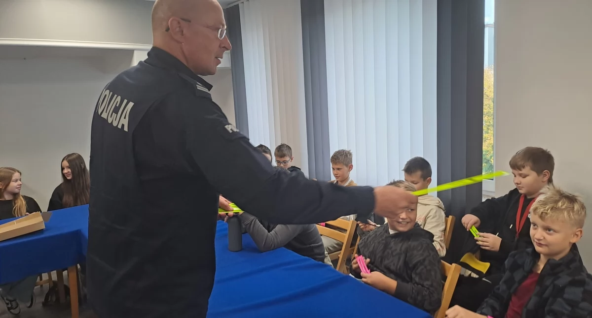 Policjanci z Łukowa spotkali się z uczniami „Dwójki”. Były rozmowy o bezpieczeństwie i pokaz radiowozów
