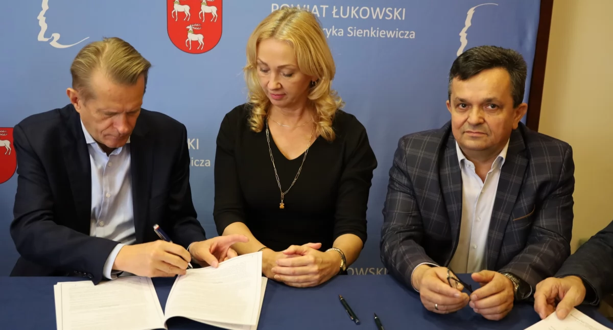 Umowa podpisana! Droga z Tuchowicza do Wólki Zastawskiej doczeka się projektu przebudowy