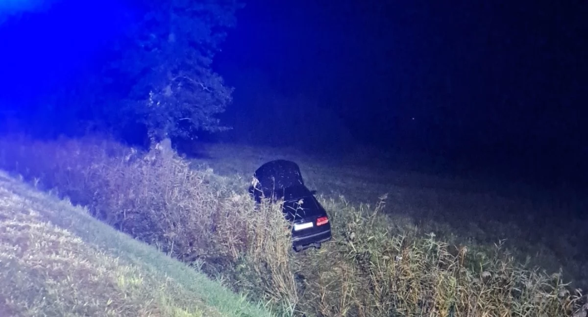 Trzy osoby ranne po nocnym wypadku. Auto znalazło się w przydrożnym rowie