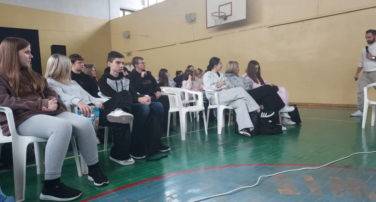 12 straconych lat. Jak Grzegorz Czerwicki ostrzega młodzież ZS w Adamowie i przed czym?