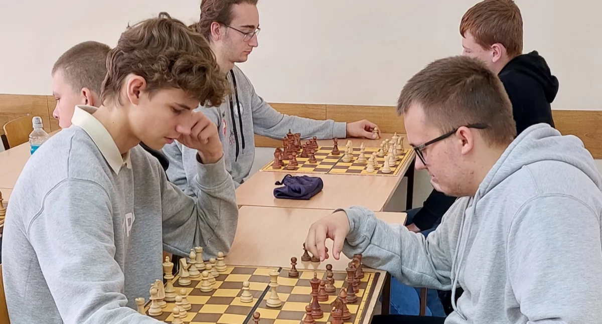 Adrian Chudek Mistrzem Szkoły. Szachowy Triumf w ZS Nr 1 w Łukowie