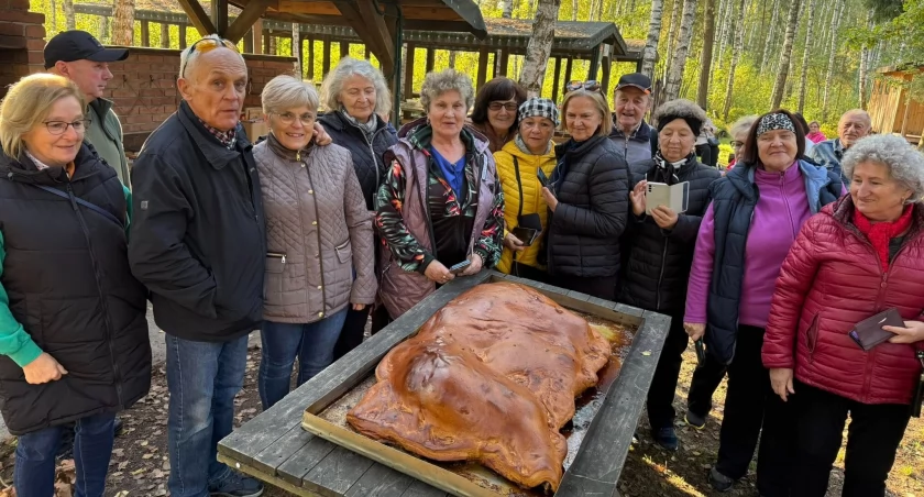Pieczony dzik, ognisko i śmiech do rana – tak bawili się seniorzy z Łukowa!