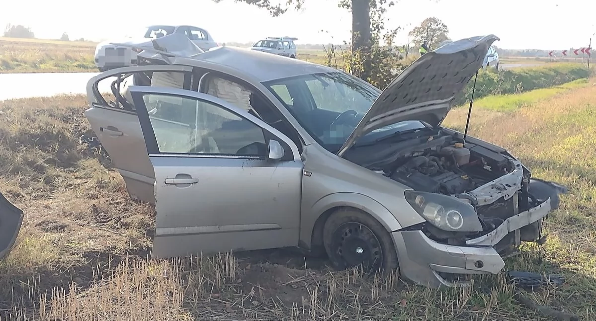 Tragiczny finał wypadku. 49-letnia kobieta nie przeżyła zderzenia z drzewem
