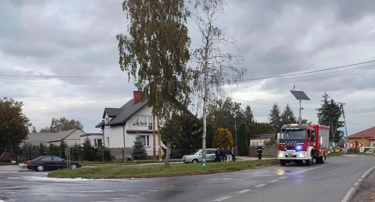 Na DK76 wylane płyny po kolizji! Druhowie z Dąbia szybko zareagowali