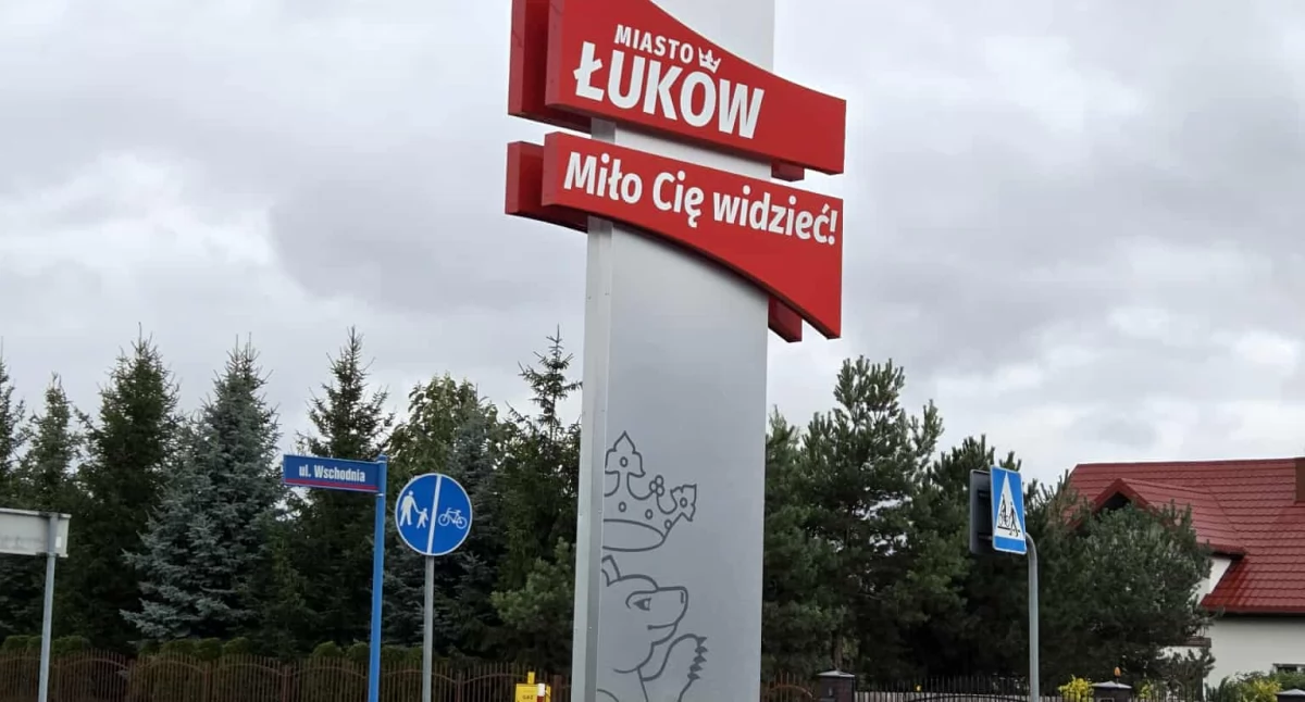 Nowe witacze w Łukowie już stoją. „Miło Cię widzieć!” znów wita kierowców