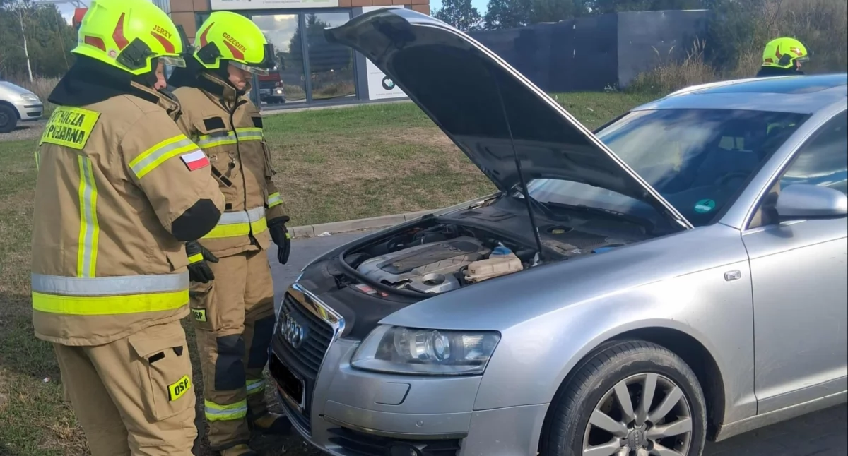 Alarm w Adamowie! Dym wydobywał się z silnika audi