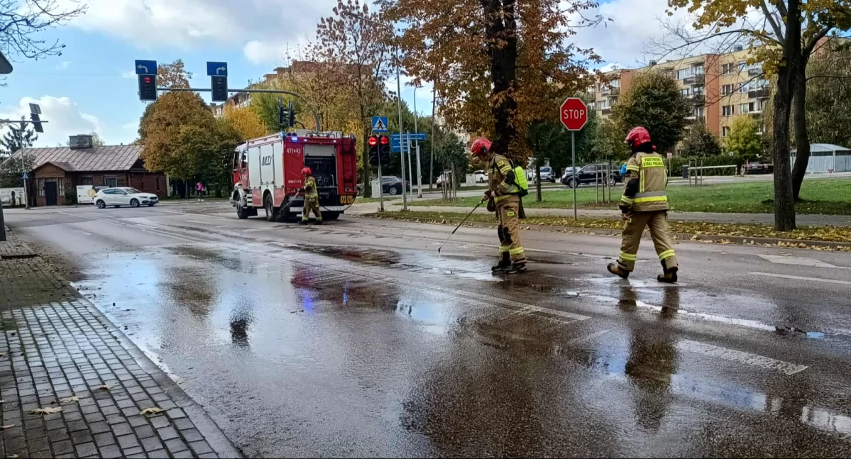 Interwencja strażaków na Alejach Kościuszki w Łukowie. Usuwali substancję ropopochodną