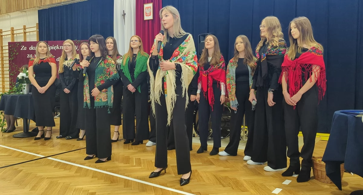 Pierwszoklasiści złożyli ślubowanie! Uroczysty Dzień Edukacji Narodowej w IV LO w Łukowie