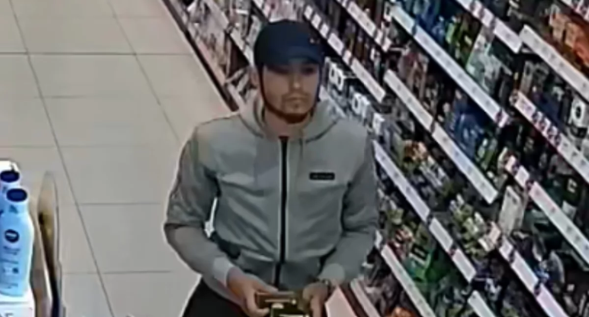 Złodziej z Rossmanna poszukiwany! Policja publikuje zdjęcia – rozpoznajesz go?