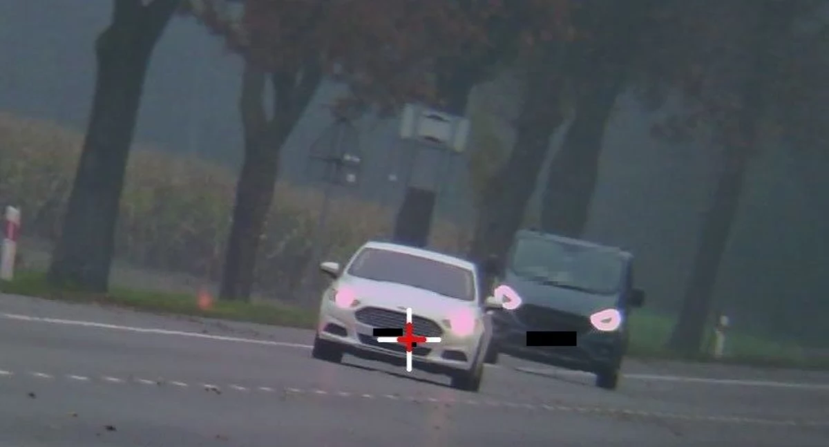 Dwóch kierowców straciło prawo jazdy – radar pokazał ponad 110 km/h w zabudowanym