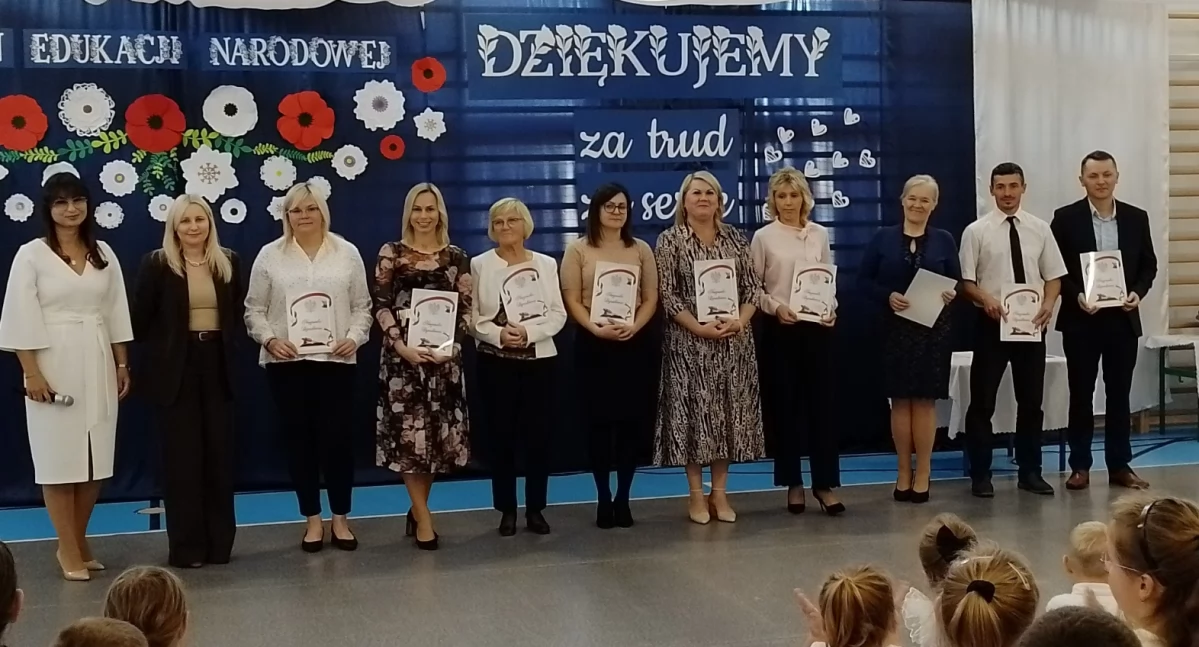 Święto w Szkole Podstawowej w Zastawiu! Nauczyciele odebrali nagrody, a uczniowie zaskoczyli występem