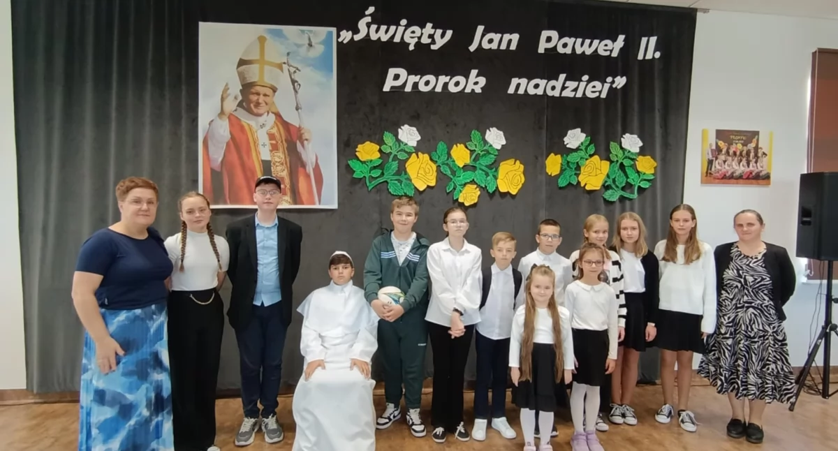 Wólka Domaszewska uczciła Świętego Jana Pawła II. Uczniowie przygotowali wyjątkową akademię