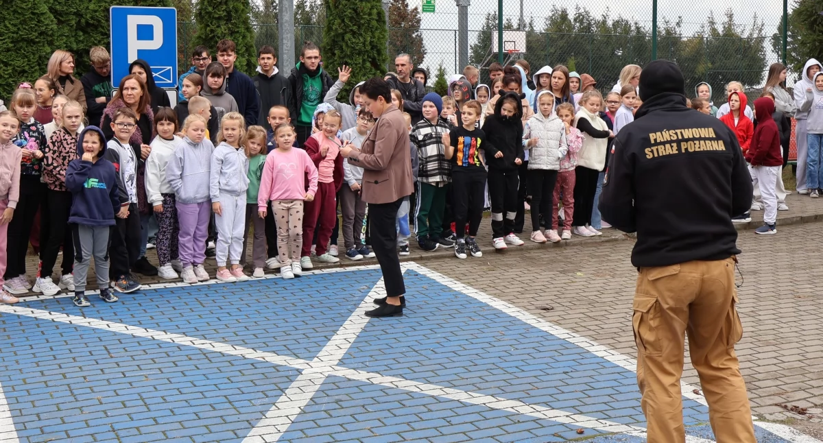 Szybka ewakuacja w Zespole Szkół w Gołąbkach. Próbny alarm pożarowy zakończony sukcesem
