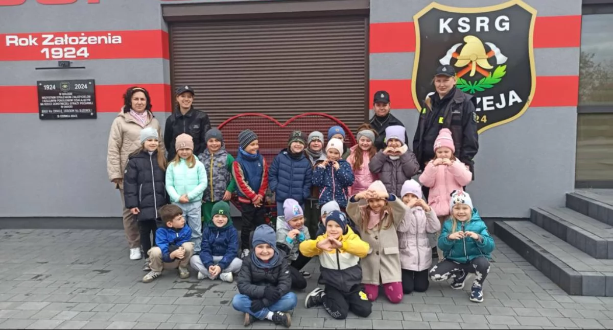 Mali goście w strażnicy OSP KSRG Okrzeja. Przedszkolaki poznawały tajniki pracy strażaków