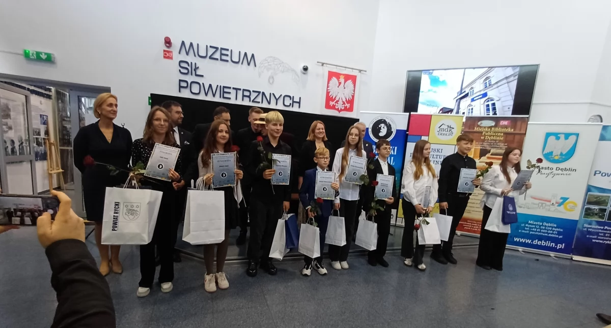 Julia Ochnik, Szymon Walaszek i Zofia Kozłowska z nagrodami w Dęblinie