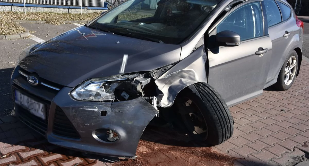 Wjechała z parkingu prosto pod samochód. 40-latka trafiła do szpitala