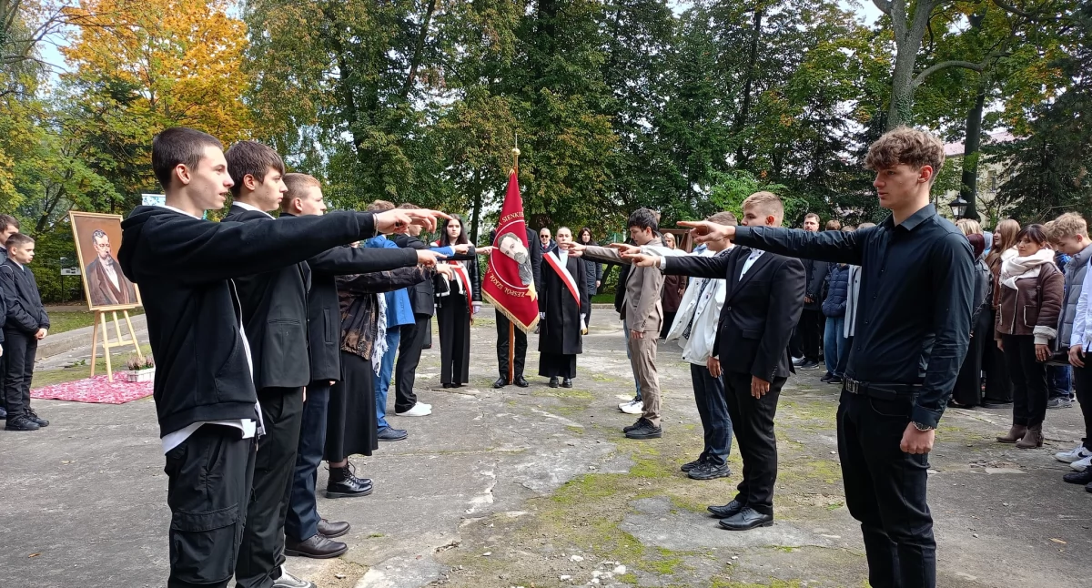 Historyczne Ślubowanie w Okrzei: Pierwszoklasiści uczcili Patrona Szkoły (FOTO)