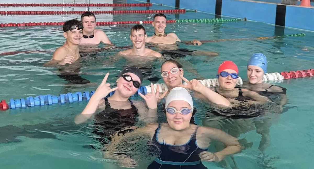 Pływacki sukces ZS nr 2 w Łukowie! Antoni Świętoński z awansem, sztafeta z medalem