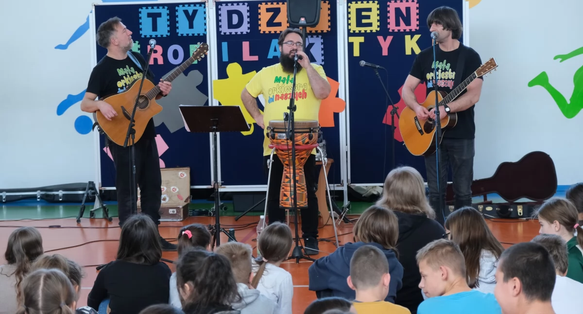 W „Czwórce” zamiast lekcji – koncert z przesłaniem! Mała Orkiestra Dni Naszych porwała uczniów