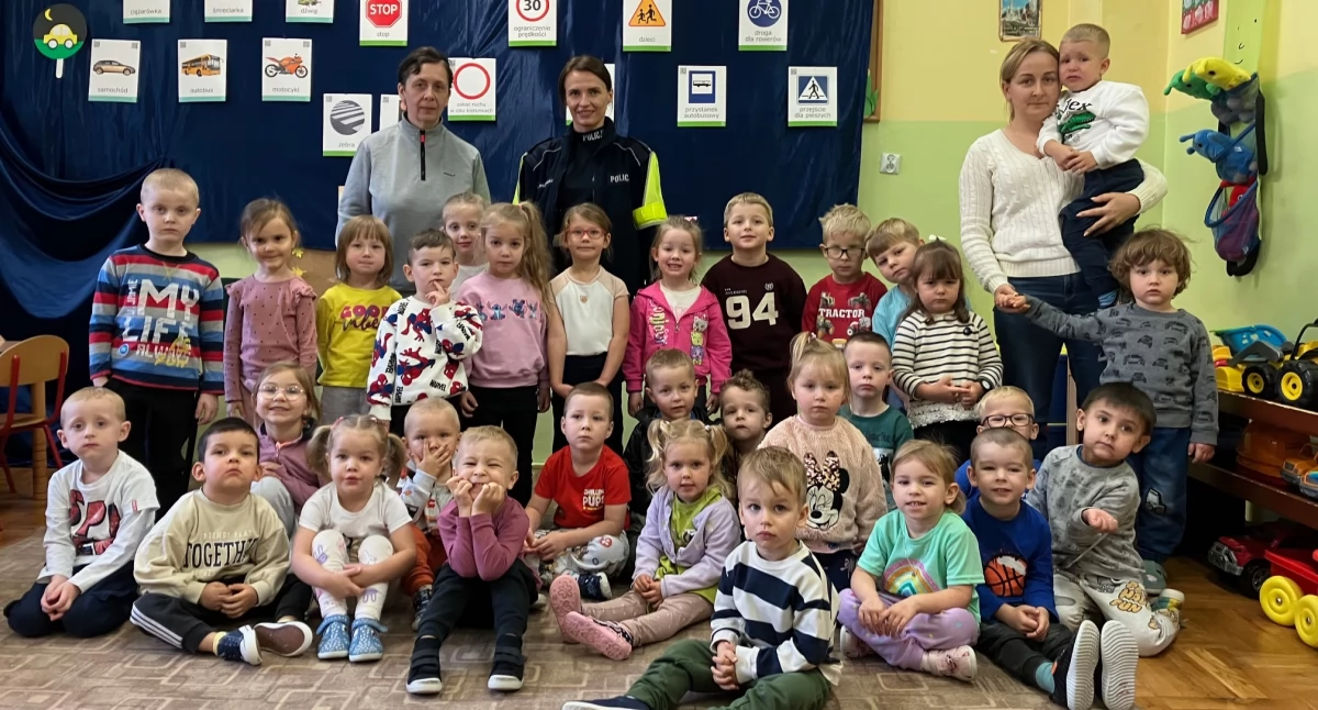 Policjantka odwiedziła przedszkolaków z Gręzówki. Dzieci uczyły się, jak bezpiecznie poruszać się po drodze